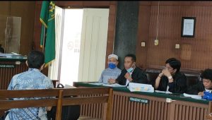 Penasihat Hukum Mohamad Kalibi saat bertanya kepada saksi Ahli