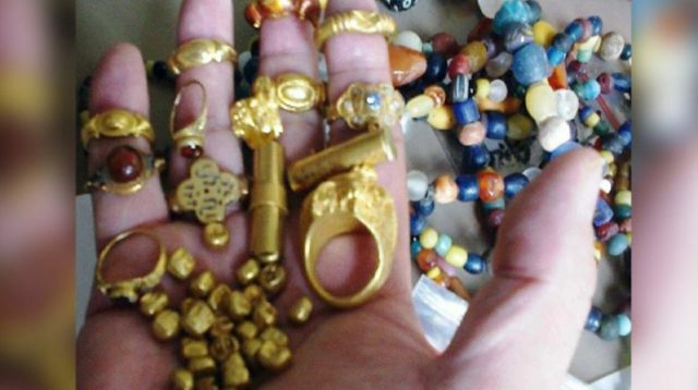 Harta karun Kerajaan Sriwijaya, termasuk artefak ditemukan di dasar sungai bersama cincin emas, patung Buddha dan keramik China.