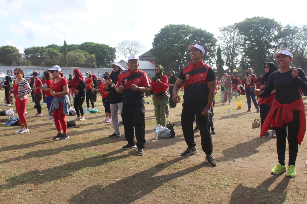 Ribuan Masyarakat Denpasar Ikuti Senam Massal Nusantara Di Lapangan